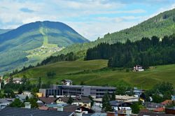 Paesaggio estivo nella città di Sillian, Austria: questa località ha il maggior numero di irraggiamento solare di tutto il paese.

