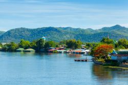 Paesaggio fluviale sil corso dello Kwai, Kanchanaburi, Thailandia. Lungo 150 km, questo corso d'acqua ha la sua sorgente vicino al confine con la Birmania.
