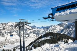 Paesaggio innevato nei pressi di Bad Hindelang, Baviera, con la funicolare (Germania).
