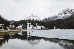 Paesaggio innevato per il paese di Santa Maddalena, ...