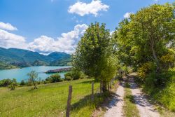 Il paesaggio bucolico delle campagne intorno a Colle di Tora e vista sul lago Turano

