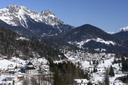 Paesaggio invernale a Falcade, Dolomiti, Veneto. Una suggestiva veduta di questa località turistica in provincia di Belluno, situata all'estremità occidentale della Val del ...