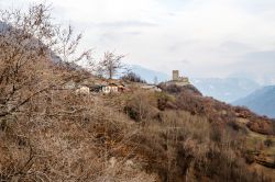 Paesaggio invernale a Saint Denis e sullo sfondo il castello medievale di Cly