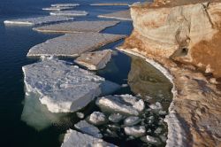 Paesaggio invernale con la costa ghiacciata e gli icebergs sul lago Michigan, Frankfort, Stati Uniti d'America.


