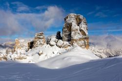Paesaggio invernale sulle Dolomiti, Cortina d'Ampezzo, Veneto. La Tofana di Rozes è uno dei 3000 più belli per lo scialpinismo nelle Dolomiti. Si tratta di una grande cima ...