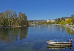 Il paesaggio lacustre di Sarnico, ci troviamo sul lago di Iseo in Lombardia - © Walencienne / Shutterstock.com