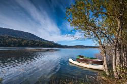 Paesaggio sul lago di Circonio, Slovenia - Lo splendido panorama che si può ammirare dal lago sloveno in una giornata soleggiata e con il cielo terso © zkbld / Shutterstock.com