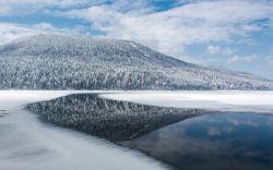 Paesaggio invernale di Cerknica, Slovenia - Suggestivo in primavera e in autunno quando lo si può attraversare in barca oppure in estate quando si può passeggiare su quello che ...