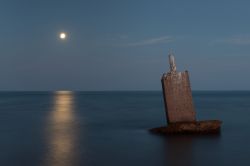 Paesaggio marittimo con la luna a Sagunto, Comunità Autonoma Valenciana, Spagna. La città si affaccia sul Mar Mediterraneo.

