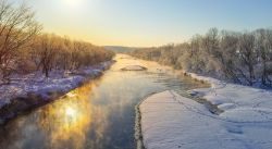 Paesaggio mattutino innevato dal ponte sull'Otowabashi a Kushiro, Giappone.
