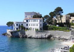 Paesaggio mediterraneo vicino a Bandol, Francia. Una bella dimora signorile si affaccia sulle acque limpide del Mediterraneo nel sud della Francia - © fullempty / Shutterstock.com