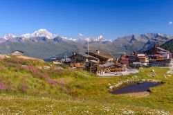 Paesaggio montano estivo a Les Arcs, villaggio delle Alpi, Savoia, Francia.

