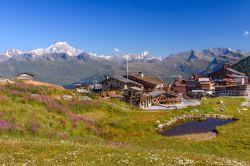 Paesaggio montano estivo a Les Arcs, villaggio delle Alpi, Savoia, Francia.

