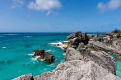 Paesaggio mozzafiato dell'oceano con le rocce dell'Horseshoe Bay, Bermuda. Situata sulla costa sud dell'isola principale dell'arcipelago delle Bermuda, è una delle spiagge ...