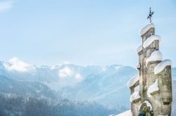Le montagne innevate del Tirolo: un paesaggio mozzafiato ripreso da Jenbach - la località di Jenbach, comune del Tirolo austriaco, a soli 35 chilometri da Innsbruck, è situata ...