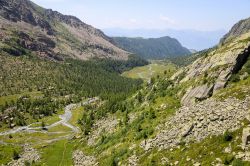 Paesaggio naturale attraversato dal fiume in una giornata estiva, Val Masino, Lombardia.
