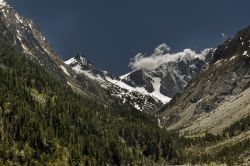 Paesaggio naturale con montagne e vette innevate a Cauterets, Francia.


