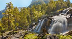 Paesaggio naturale nella vallata di Gavarnie, Pirenei occidentali (Francia). Un torrente di montagna con acqua limpida e trasparente in autunno.


