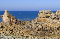 Paesaggio naturale sulla costa della Bretagna nel villaggio di Ploumanac'h (Francia) 