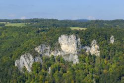 Paesaggio nei pressi di Sigmaringen, Germania - Foreste folte e profumate circondano questa bella località tedesca ai piedi del Giura Svevo, catena montuosa del Baden-Wurttemberg © ...