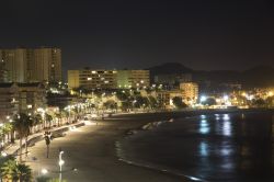 Paesaggio notturno a La Vila Joiosa, Spagna. Illuminata dalle luci del lungomare, questa città della Costa Blanca si riflette nell'acqua del Mediterraneo creando un'atmosfera ...