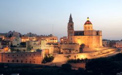 Paesaggio notturno con chiesa a Mellieha, Malta. Il santuario di Nostra Signora di Mellieha è conosciuto soprattutto per i pellegrinaggi. La parte più antica dell'edificio ...