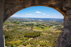 Paesaggio provenzale dal borgo di Gordes, Francia - Panorama sulla campagna che circonda Gordes dall'alto del borgo fortificato © ISchmidt / Shutterstock.com
