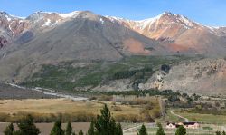 Paesaggio rurale nei pressi della cittadina di Esquel, Argentina. La città è situata sulle rive del torrente Esquel ed è circondata dai monti La Cruz, La Zeta, La Hoya e ...