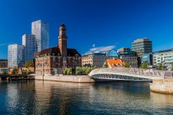 Paesaggio urbano a Malmo, Svezia, con grattacieli e antichi edifici.
