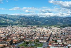 Paesaggio urbano di Cajamarca, Perù. La principale piazza cittadina, Plaza de Armas, con la cittù e le colline che la circondono. Un bel panorama di questa elegante metropoli del ...