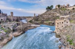 Uno scorcio della valle del Tago, in spagnolo Tajo, nei pressi di Toledo, nella Comunità Autonoma spagnola di Castiglia-La Mancia. Il fiume, lungo circa 1008 km, è il più ...