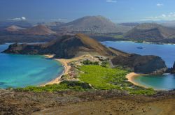 Lo straordinario paesaggio vulcanico marino su l'Isla Bartolomé alle Galapagos. Nelle terre di questo arcipelago il magma continua a salire dalle profondità per modellare spazio ...