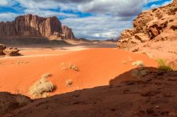 I paesaggi sconfinati del wadi Rum, il più vasto deserto della Giordania - © Kim Briers / Shutterstock.com