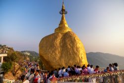 Il popolo Birmano considera la Pagoda di Kyaiktiyo come uno dei luoghi più sacri della nazione. - © martinho Smart / Shutterstock.com