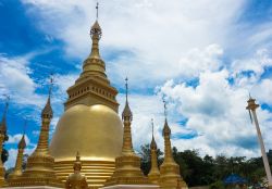 Pagoda di Maha Thutiya Chedi si Banphot, Bang Non, provincia di Ranong, Thailandia. Questa pagoda ha la forma tipica di quelle della Birmania perchè qui molti abitanti della zona di Ranong ...
