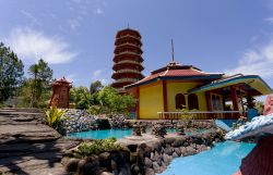 Un'immagine della pagoda Ekayana, svetta comn i suoi nove piani sul panorama della città di Tomohon, nella provincia del Sulawesi del Nord - foto © Artush / Shutterstock.com