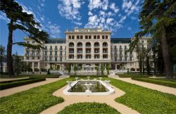 Il Palace Hotel è una struttura a 5 stelle che offre relax e benessere a Portorose, in Slovenia.