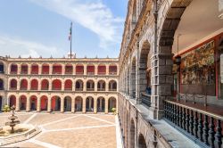 L'interno del Palacio Nacional, sede del Potere Esecutivo Federale messicano. Il palazzo è aperto in alcuni giorni e orari prestabiliti per le visite turistiche e si trova sul lato ...