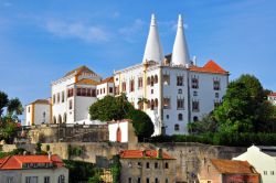 Il Palacio Nacional de Sintra in Portogallo, con i suoi inconfondibili camini - © Arseniy Krasnevsky / Shutterstock.com