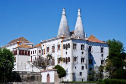 Il Palacio Nacional de Sintra, detto anche "Palácio da Vila", è il palazzo reale medievale meglio conservato di tutto il Portogallo, dichiarato Patrimonio dell'Umanità ...