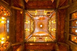Palazzo Guell a Barcellona, Spagna. L'alto soffitto del salone principale di questo edificio, opera di Gaudì, venne costruito con dei fori nei quali, di notte, si inserivano delle ...