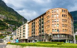 Palazzi a Andorra la Vella, capitale di Andorra. Paradiso fiscale e del commercio duty free, questa città è famosa anche per ospitare alcuni fra i più importanti impianti ...