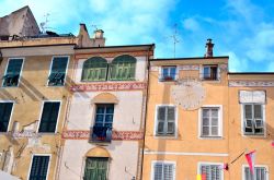 Palazzi a colori pastello nel centro di Finalborgo, Finale Ligure