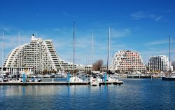 Il complesso di hotel di La Grande-Motte venne costruito nel 1967 e allora era sicuramente una skyline futuristica, con gli edifici a piramide tronca ispirati all'architettura atzeca - © ...