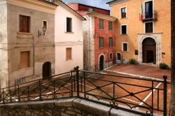 Palazzi affacciati in una piazzetta del centro storico di Campobasso, Molise, Italia.
