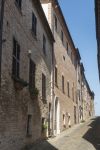 Palazzi affacciati su una stradina del centro storico di Mondavio, Marche.
