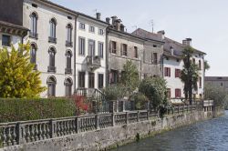 Palazzi affacciati sul fiume Meschio nella città storica di Vittorio Veneto (provincia di Treviso).
