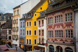 Palazzi antichi e negozi sulla principale piazza di Mulhouse, Francia - © 246677845 / Shutterstock.com