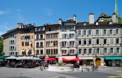 Palazzi antichi nel centro storico di Ginevra, Svizzera. Questa bella città francofona è immersa fra le vicine cime alpine e le colline del Giura - © Boris-B / Shutterstock.com
 ...