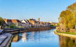 Palazzi di Besancon sulle sponde del fiume Doubs, Francia.
